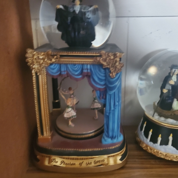 PHANTOM OF THE OPERA SAN FRANCISCO MUSIC BOX SNOW GLOBE - VERY RARE - Picture 2 of 3